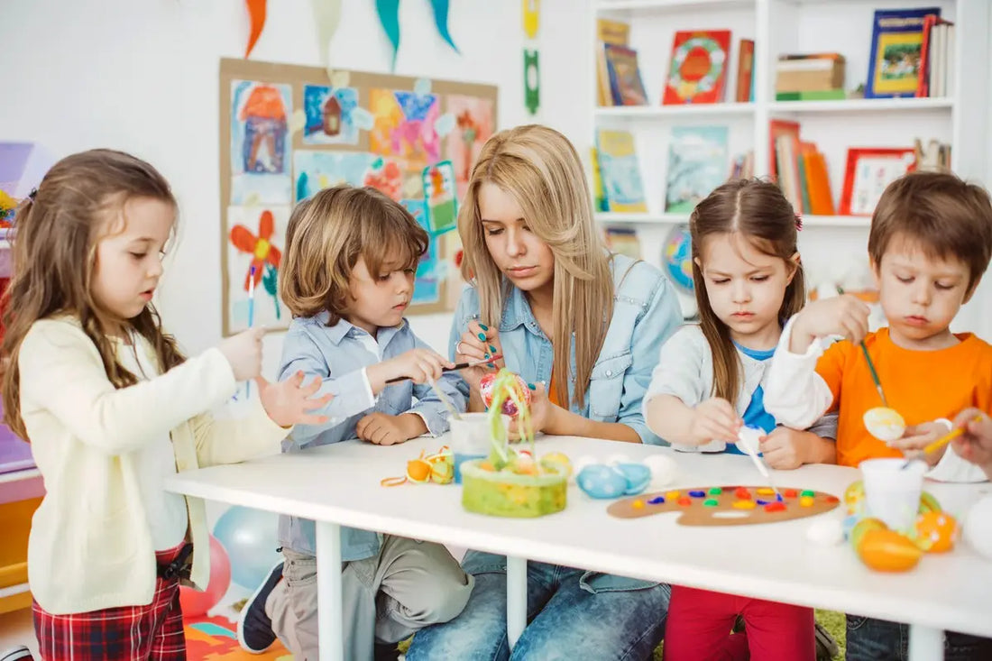 grupa przedszkolaków wykonuje prace plastyczne